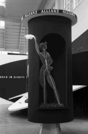 München: Allianz-Stand; winkende Figur; in Säule winkend