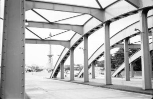 Berlin: Rund um den Funkturm; Halenseestraße vor der Eröffnung (Vordergrund Brücke)