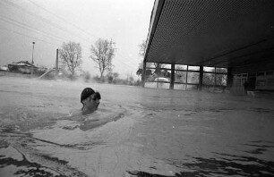 Badebetrieb im Rheinhafenbad