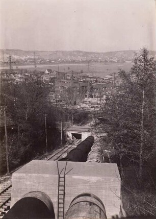 Niederwartha, Pumpspeicherwerk im Wiederaufbau, Blick auf Rohrleitung und Talwerk