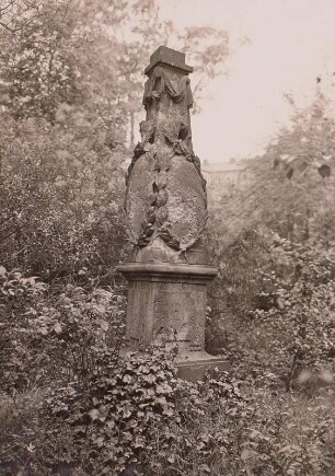 Dresden, Eliasfriedhof. Grabmal einer/s Unbekannten. Obelisk mit umrankten Kartuschen und Tuchgehänge