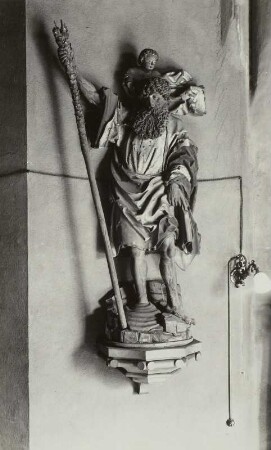 Der Heilige Christophorus hinter dem Altar auf Konsole