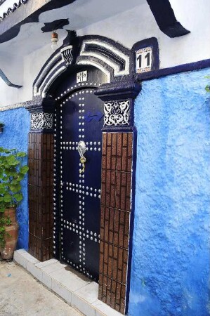 Haustür in der Kasbah : Blick auf eine reich verzierte Haustür in der Kasbah von Rabat, aufgenommen am 06.11.2008. Foto Uwe Gerig