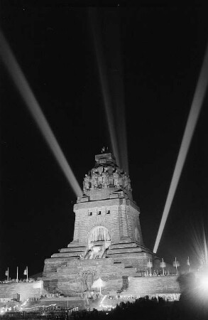 Ansicht des illuminierten Völkerschlachtdenkmals bei einer Feierlichkeit im Rahmen des II. Deutschen Turn- und Sportfestes