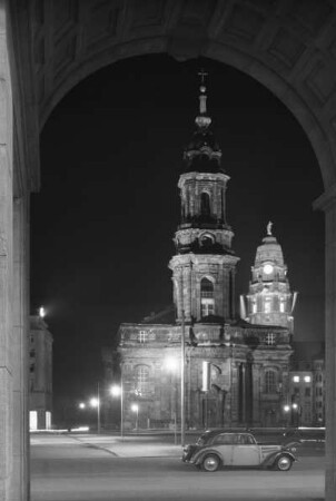 Dresden. Blick über den Altmarkt auf die Kreuzkirche, im Hintergrund der Rathausturm
