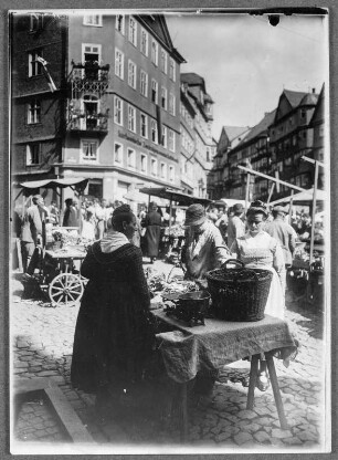 Hessische Marktfrauen auf dem Marktplatz in Marburg : Marktforum auf dem Marktplatz in Marburg