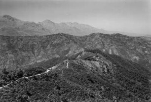 Landschaftsblick : Blick auf einen Kammweg, der sich in der Nähe des kabylischen Dorfes Aït Aïssa Mimoune befindet. Im Hintergrund sind die Erhebungen der Djurdjura-Bergkette zu sehen.