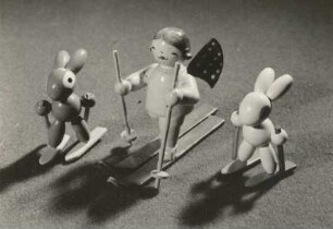 Weihnachtliche Dekoration mit Figuren (u. a. Wendt und Kühn). Holz, gedrechselt, lackiert