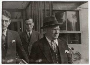 Maxim Maximowitch Litwinow nach einer Sitzung in Genf. Mitte: vermutlich Alexander Werth, rechts: Maxim Maximowitch Litwinow