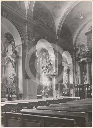 Chorarkaden der katholischen Kirche St. Matthias in Groß Strenz nach NO