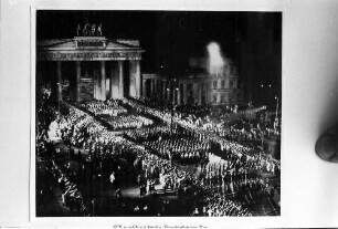 Berlin: 30. Januar 1933; Durchmarsch durch Brandenburger Tor