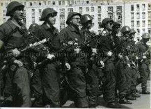 Kampfgruppen-Parade zum 5. Jahrestag des Mauerbaues
