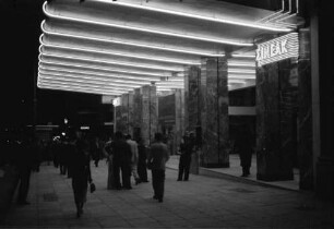 Athen: Kino Rex, vor der Empfangshalle
