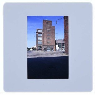 Berlin, AEG-Fabriken am Humboldthain : Innenhof mit Blick auf AEG Fabrik für Transformatoren und Hochspannungsmaterial