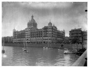 Bombay (Indien). Blick von einer Brücke zum Taj-Mahal-Hotel