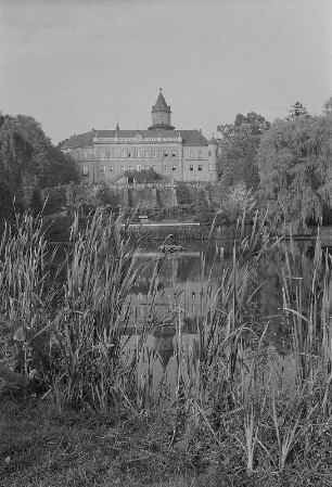 Wiesenburg/Mark. Schloss Wiesenburg, vom Schloßpark aus