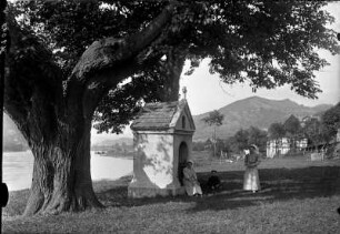 Kapelle bei Tichlowitz an der Elbe und Frauen mit Kind