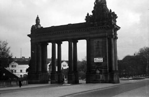 Berlin: Abriss des Charlottenburger Tores; vor dem Abriss