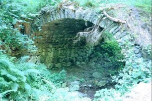 alte Brücke aus Natursteinen im Körnbachtal