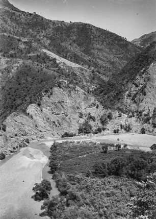 Flusstal : Blick auf die Schleifen des Oued Agrioun. Im Flusstal befinden sich Macchie- und Lorbeerbüsche. An den Berghängen sind Eichen, Eschen und Macchiebewachsung sowie vereinzelte Getreidefelder zu erkennen.
