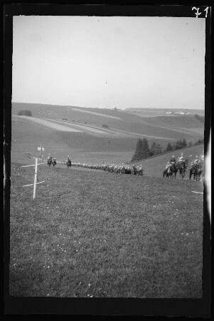 Manöver [in Schwaben:] Kavallerie in Reih und Glied auf einem Feldweg (Vorderansicht)