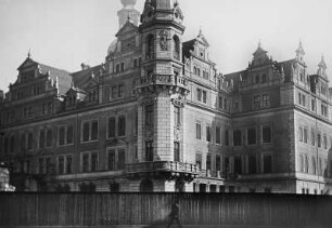 Residenzschloss : Residenzschloss während des Umbaus (1889-1901) unter G. Dunger und G. Frölich mit Bauzaun
