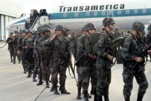 US-Soldaten bei der Ankunft auf dem Rhein-Main-Stützpunkt in der Nähe von Frankfurt für ein NATO-Manöver in Deutschland