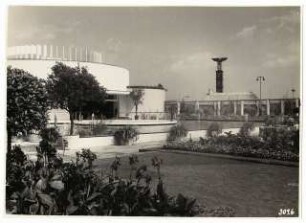 Gartenschau Sommerblumen am Funkturm, Berlin: Wasserbecken und Ausstellungsgebäude