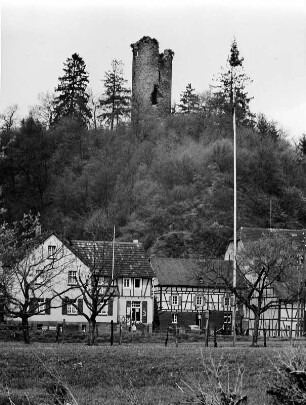 Flammersfeld-Burglahr. Ortsteilansicht von der Wied mit Burgturm der Burg Lahr