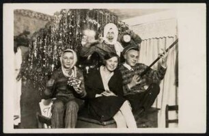 Weihnachten 1928 : Humorvolles Gruppenbild vorm Weihnachtsbaum