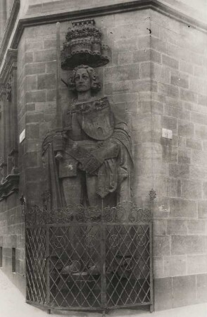 Duisburg. Die 1902 aufgestellte Rolandfigur an der NO-Ecke des Rathauses