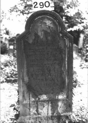 Grabstein 290 (Index: 100082309) Material: Sandstein Zustand: leicht verwittert Maße HxBxT: 125x57x24 cm Beschreibung: Stele, schräg eingezogener Rundbogenabschluß, Schriftfeld eingetieft: Grabstein 290