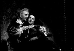 Freiburg: Kammertheater; Prosper Mérimée: Die Sakramentskutsche; Szene; Don Andrès de Ribeira, Vizekönig von Peru (Bernd Schorlemer) und Camilia Perichole, Schauspielerin (Berthe Trüb)