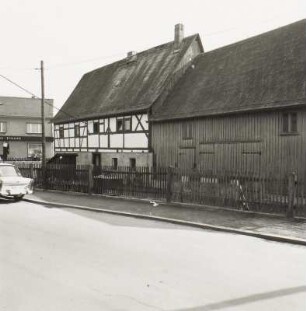 Arnsdorf bei Dresden. Teichstraße 1. Ehem. Wohnstallhaus (1. H. 19. Jh.) mit Scheunenanbau
