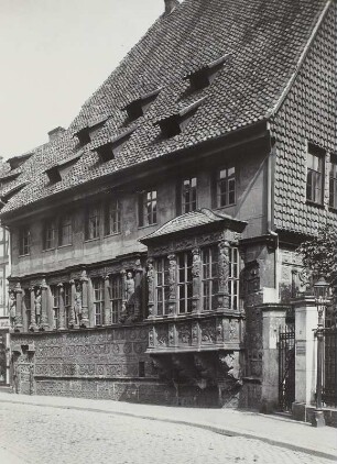 Hildesheim, Kaiserhaus : Hildesheim. Kaiserhaus, am Sockel Medaillons römischer Kaiser