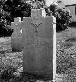 Evangelische Kirche, Kirchhof mit Grabsteinen und Gefallenendenkmal; Hofheim am Taunus, Alt Langenhain 39, Alter Friedhof
