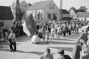 Erntefest in Malschwitz. Festumzug : Žnjenski swjedźeń w Malešecach. Swjedźenski ćah : Malschwitz / Malešecy