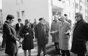 Freiburg: Julius-Brecht-Straße; zum 75 jährigen Jubiläum des Bauvereins Freiburg; vier Eichen als Geschenk der Stadt; Oberbürgermeister und Bauvereinsmitglieder