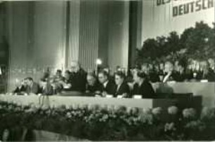 Wilhelm Pieck verliest am 7. Oktober 1949 das Manifest der Nationalen Front