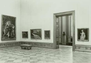 Gemäldegalerie, Raum 106 (Italiener) : Gemäldegalerie. Erstes Obergeschoss, Raum 106 (Italiener), mit Blick nach Raum 102