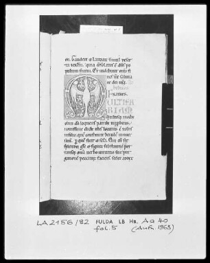 Epistolar — Initiale M (ultifariam), darin ein Adler, Folio 5recto