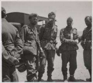 Wehrmachtssoldaten, Junkers Ju Maschinen kehren aus Kreta mit verwundeten Gebirgsjägern aus den ersten Kämpfen zurück.