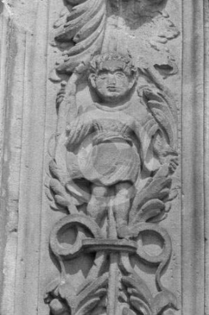 Ornamentierte Lisene am Portalbau von Schloss Brieg