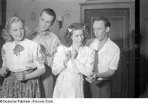 Szenenbilder aus dem musikalischen Lustspiel "Bezauberndes Fräulein" im Theater am Schiffbauerdamm Berlin