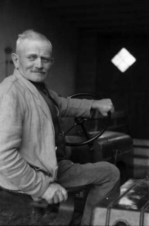 Nierswalde: Herr Friesen auf Traktor