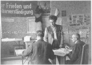 Der Bürgermeister von Gorgast in der Amtsstube der Gemeindeverwaltung