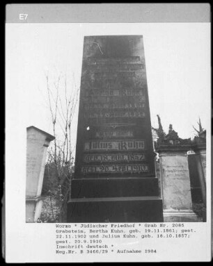 Grabstein von Bertha Kuhn (+ 1902.11.22) und Julius Kuhn (+ 1910.09.20)