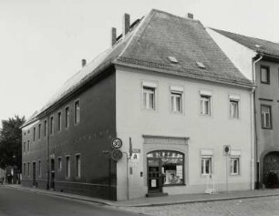 Mügeln, Wohnhaus mit Laden : Mügeln (Kreis Torgau-Oschatz), Wohnhaus mit "Privilegierter Apotheke", Ernst-Thälmann-Straße 2/Ecke Markt, 1825, Eckansicht