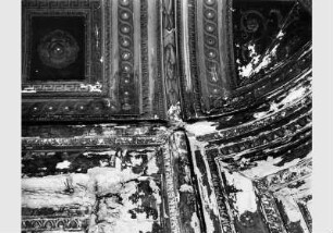 Blick auf die zerstörte Decke des Gobelin-Saals im Kaiser-Friedrich-Museum
