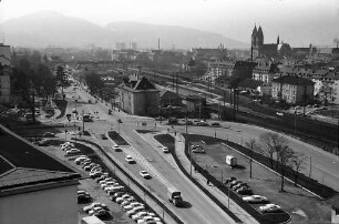 Freiburg: Blick von der Wasser- und Schifffahrtsdirektion auf Knoten Freiburg Nord mit Bahnhof